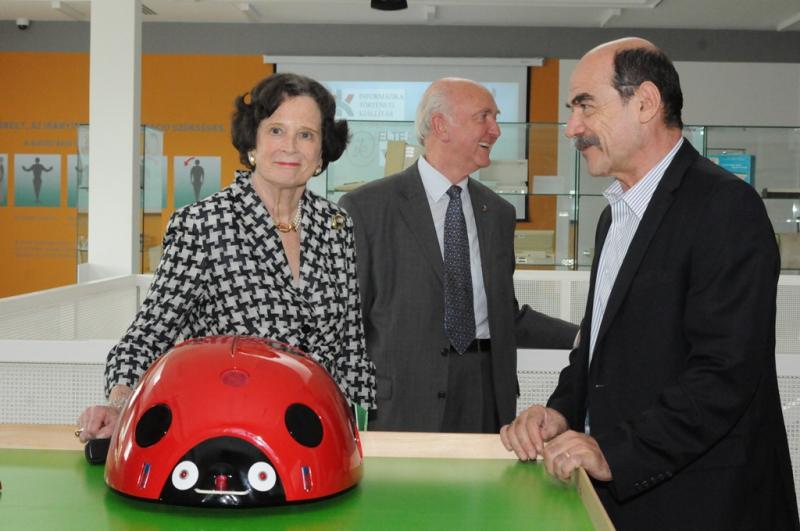 A 2013-as fotón Marina von Neumann Whitman mellett Kroó Norbert akadémikus és Alföldi István, a Neumann Társaság akkori ügyvezető igazgatója