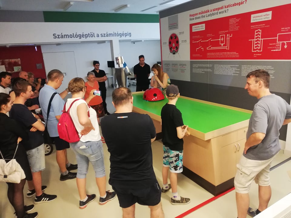 Kónya Orsolya tárlatvezetése. Fotó: Neumann Társaság