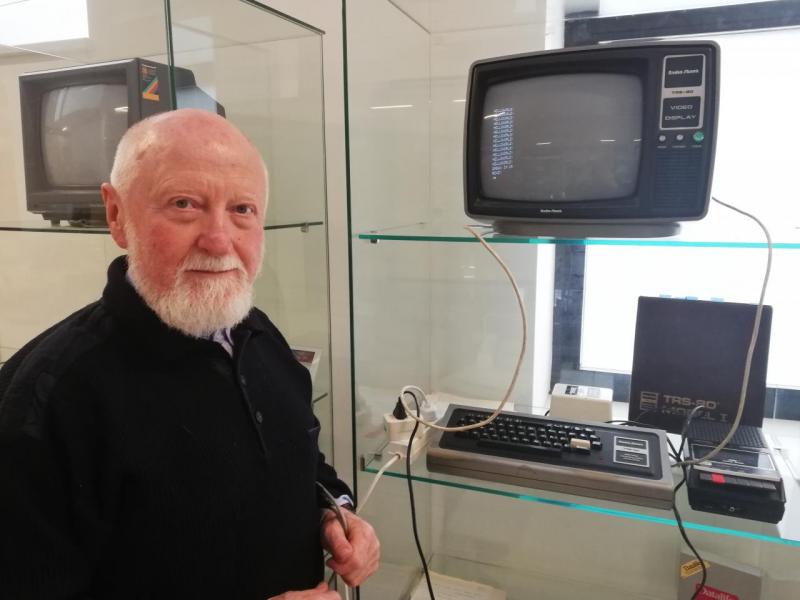 Biró István és a TRS-80. Fotó: Képes Gábor, NJSZT