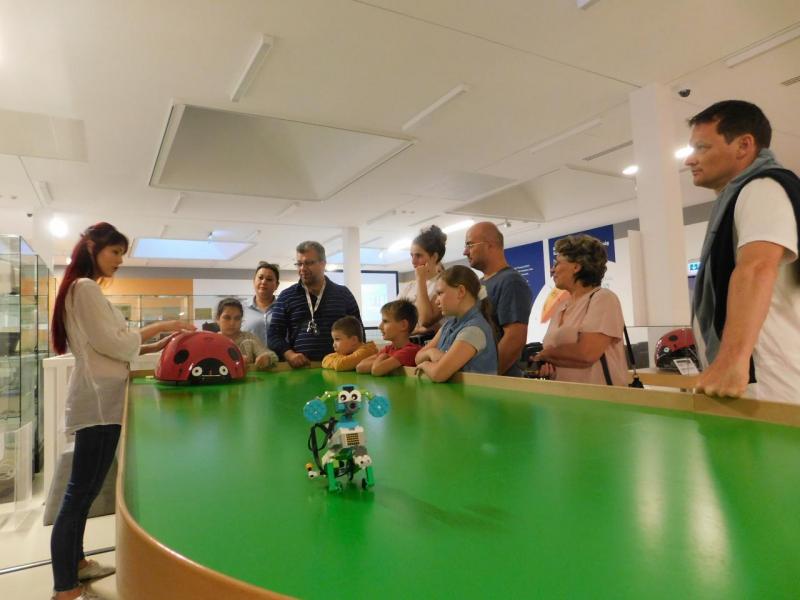 Kónya Orsolya, a Neumann Társaság múzeumának múzeumpedagógusa tárlatvezetés közben, NJSZT ITK, 2019.