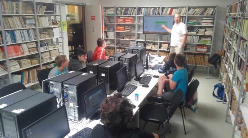 ECDL-es táborozók és Rácz Miklós tanár úr az ITK-ban