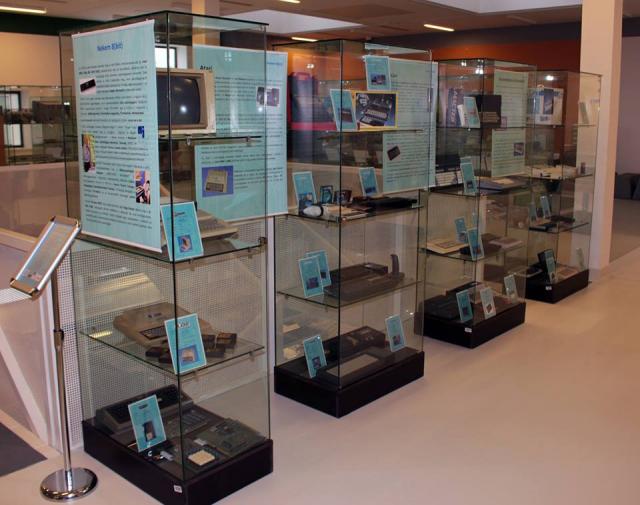 Vitrinek az NJSZT Nekem 8(bit) kiállításában