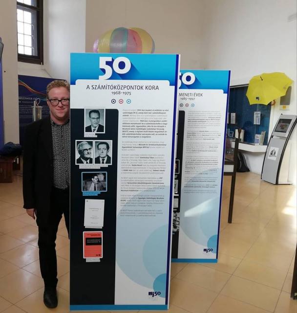 Képes Gábor, az NJSZT főmunkatársa, a tárlat rendezője