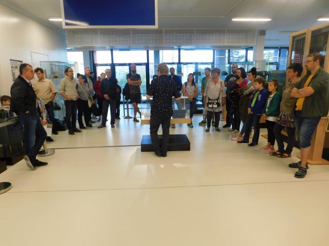 Képes Gábor, az NJSZT főmunkatársa tárlatvezetést tart