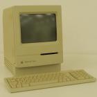 Eredeti, negyvenéves Macintosh számítógépet mutat be a Múzeumok Éjszakáján a Neumann Társaság