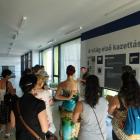 Szekeres Sándor tárlatvezetést tart az NJSZT ITK-ban